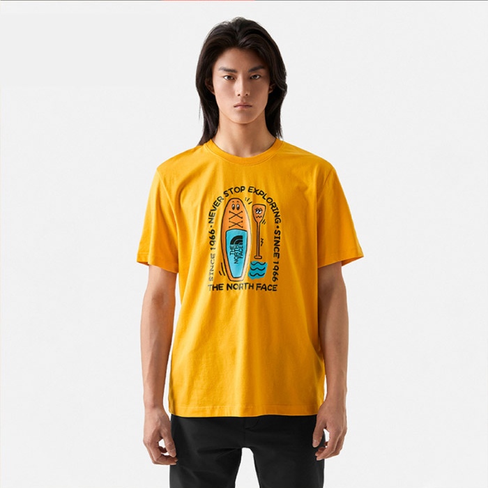 【The North Face】中性款 吸濕排汗嬉水情境印花短袖T恤(亞洲版型) 7WF9-56P 黃色✿30E010